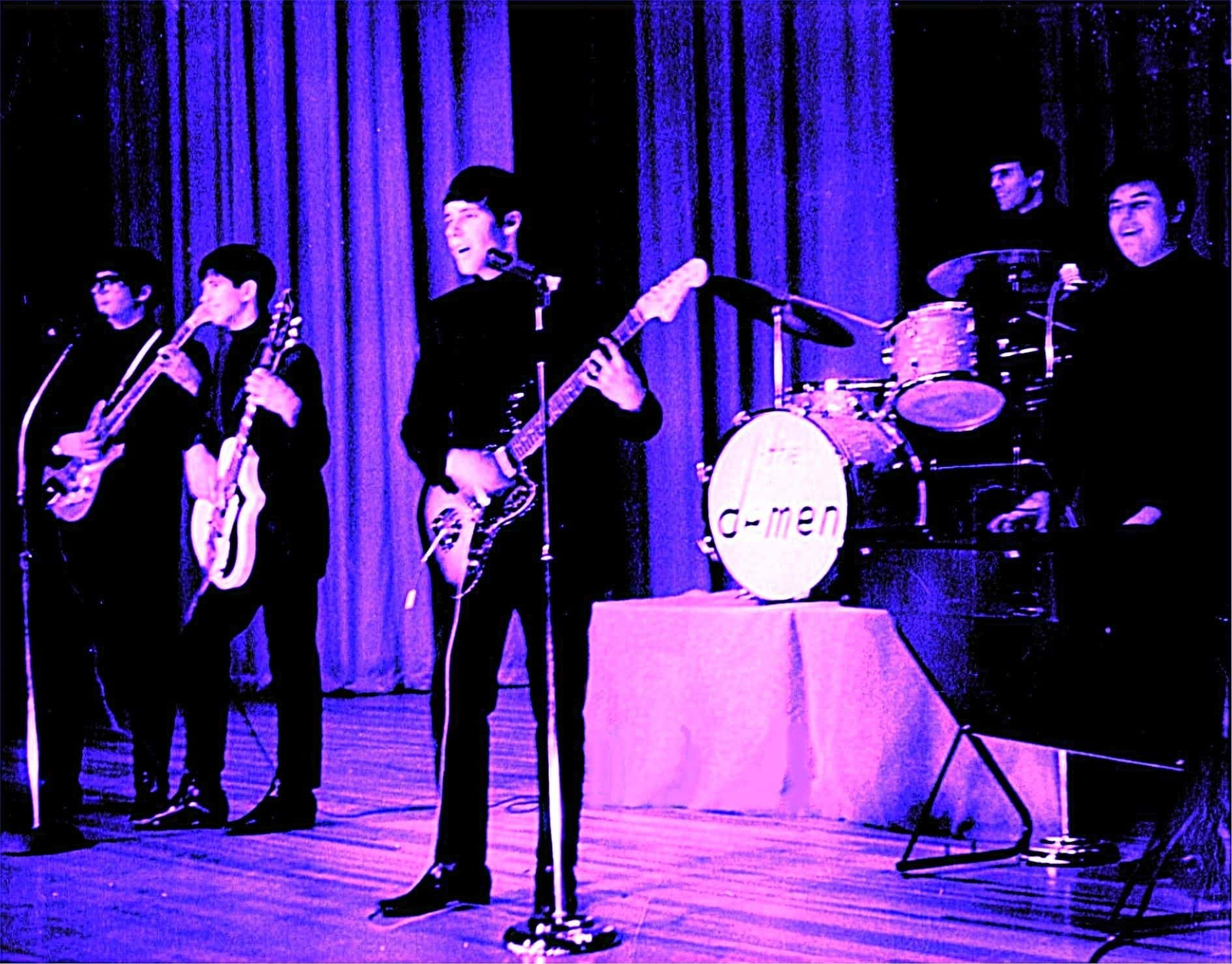 The D-Men actuando en directo en 1964, con guitarras y batería sobre el escenario