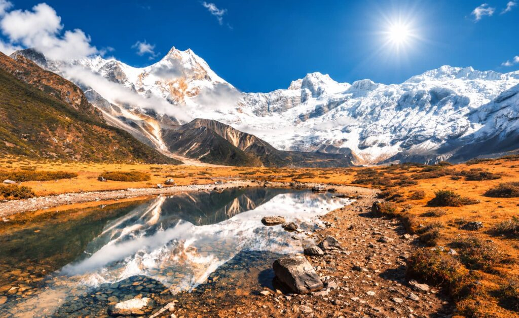 Montañas de luz: reflejos en un lago de altura